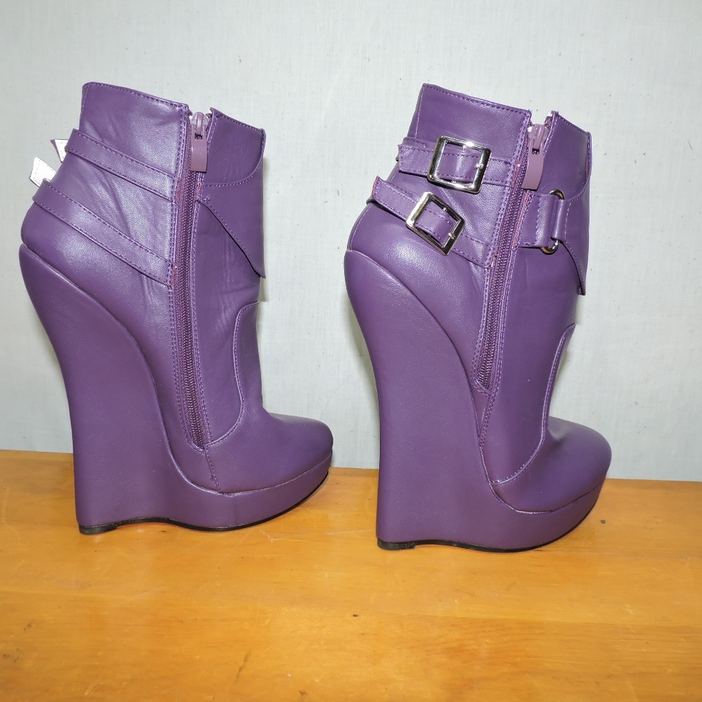Purple sexy fetish boots. 7.5 inch heel. Size 11.